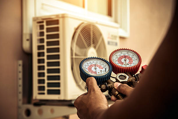 Professional Ac Installation technician working in La Marque, TX